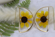 Load image into Gallery viewer, Large Black Eyed Susan Gold Plated half-moon / D-shaped threaders
